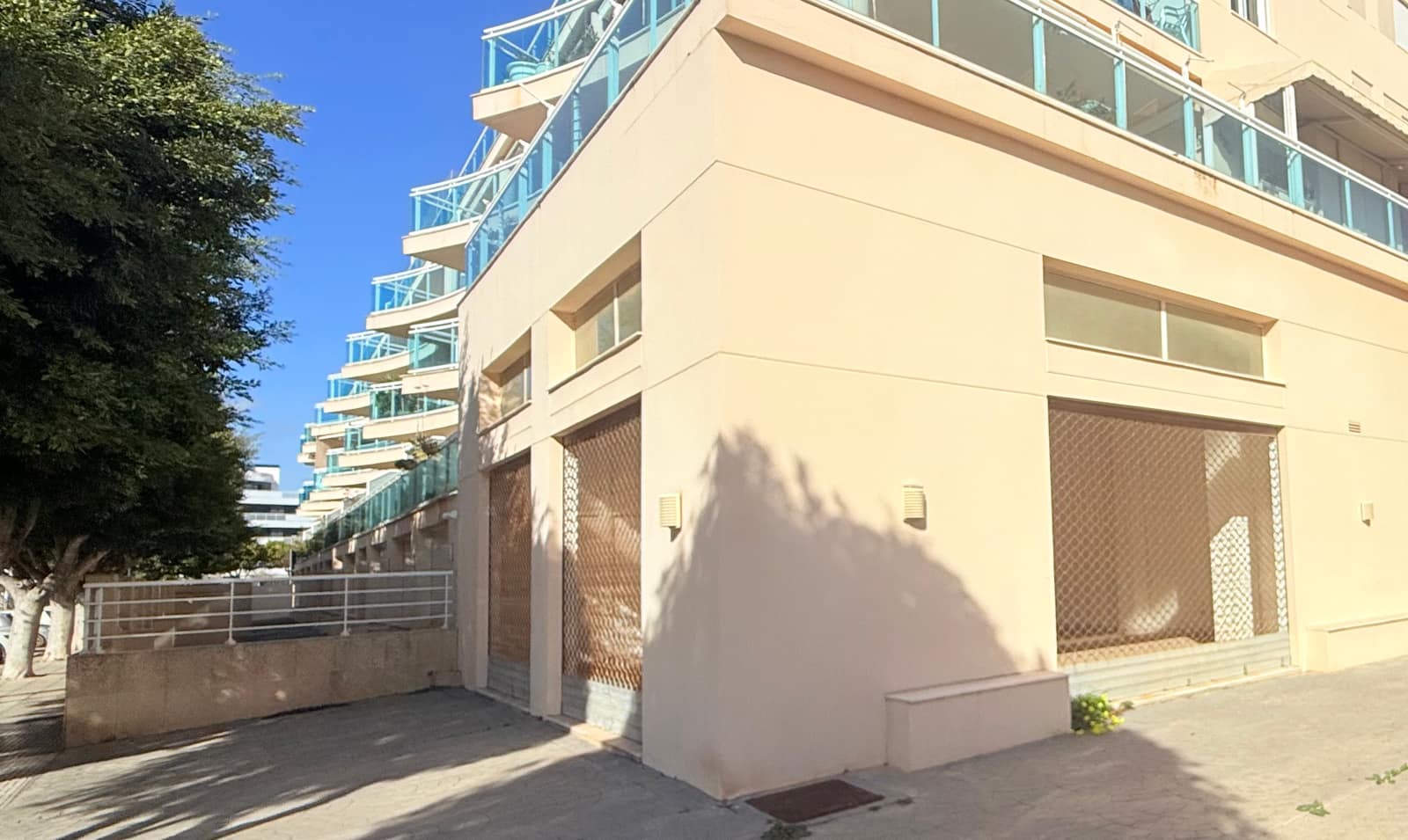 Locale in Calle De la Mediterrània — foto 1