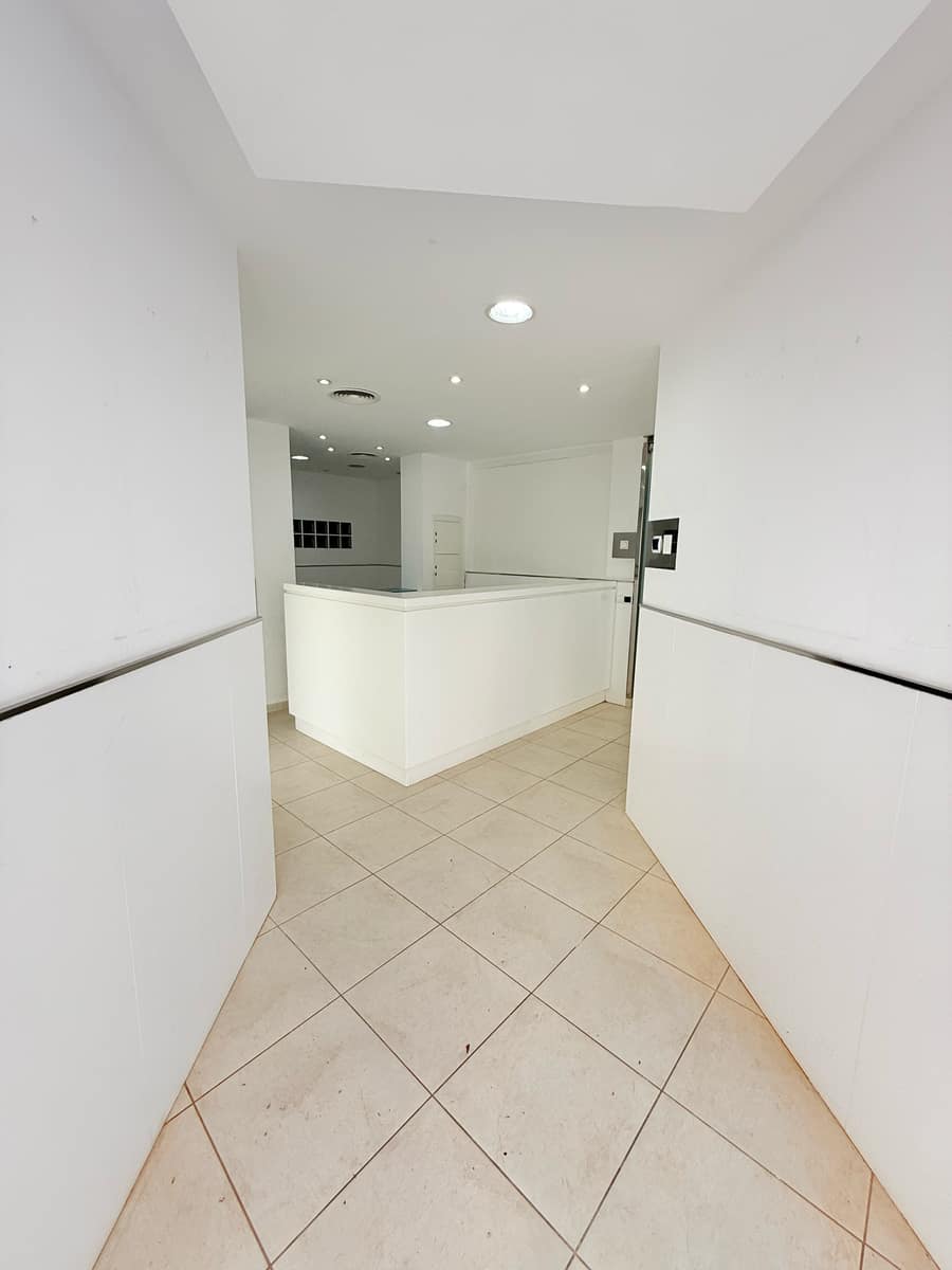 Commercial unit in Avenida D'Ignasi Wallis — photo 2/22
