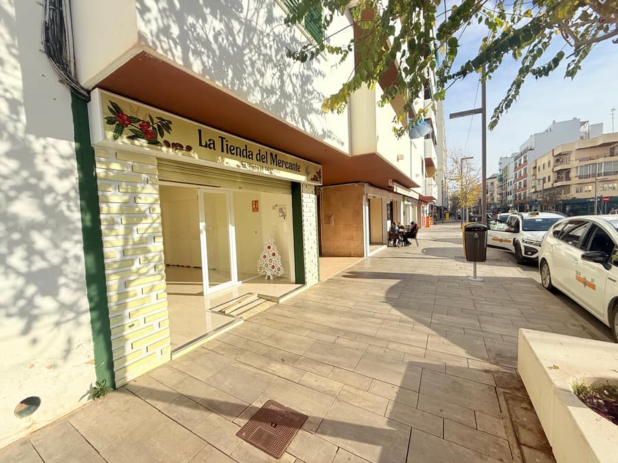 Commercial unit in Avenida D'Isidor Macabich — photo 2/24