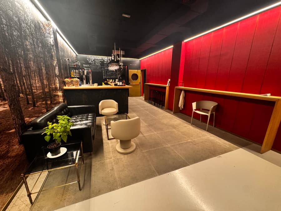 Commercial unit in Calle De Vicent Serra i Orvay — photo 2/30
