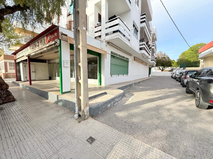 Commercial unit in Calle D'Atzaró — photo 1/15
